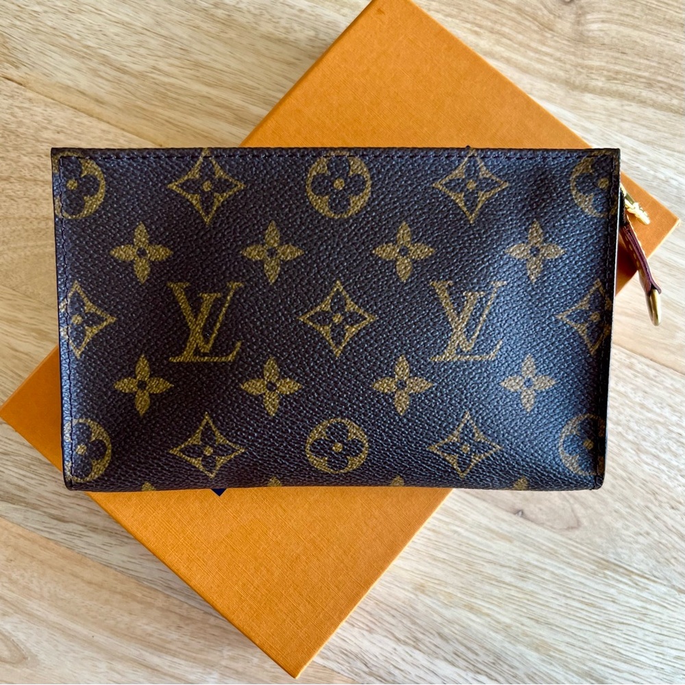 Louis Vuitton Monogram LV Bucket Pouch, Clutch, Mini Bag